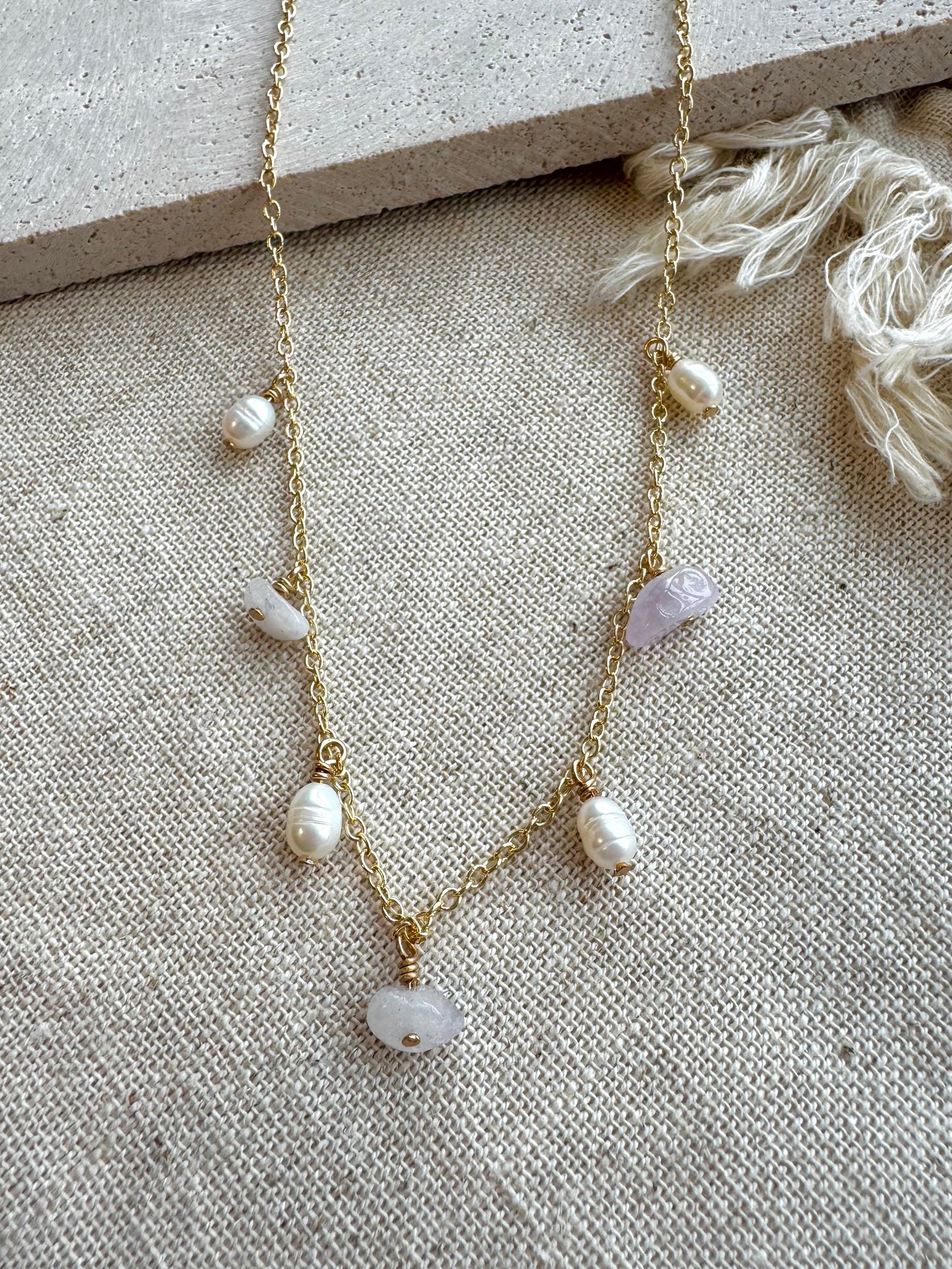 Amethyst og perlu hálsmen