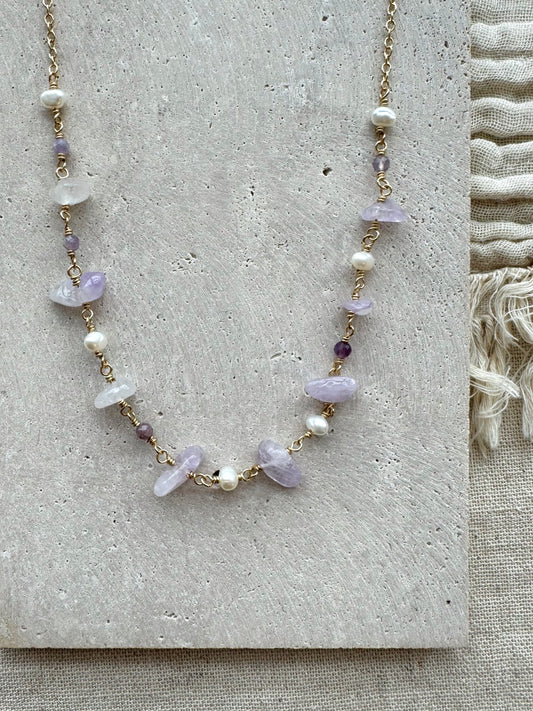 Amethyst og perlu hálsmen