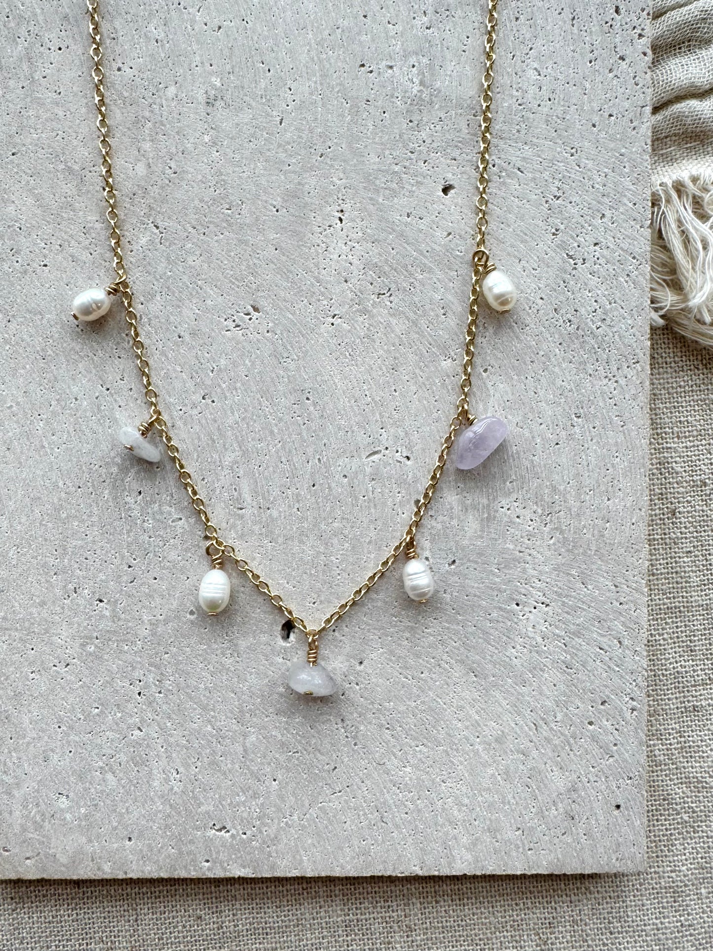 Amethyst og perlu hálsmen